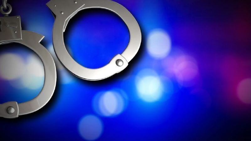 Mujer de Addison enfrenta cargos por delitos graves, acusada de robar beneficios públicos