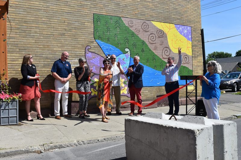 Watkins Glen isännöi kahta nauhanleikkausseremoniaa viime perjantaina seinämaalauksen paljastamiseksi ja Cheese Busin tervetuliaisiksi.