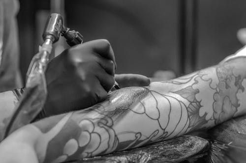 Ženevský tetovač otevírá informace o cestě a podnikání v centru města