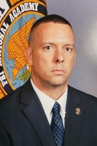 Le chef de la police d'Auburn, Shawn Butler, est honoré avant sa retraite