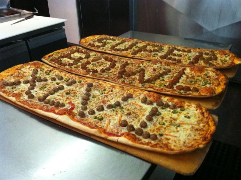 'Kekacauan terorganisir': Pandangan ke dalam di restoran pizza Auburn di Super Bowl Sunday