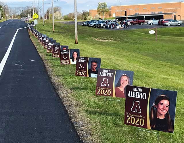 Die Schilder der Seniorenklasse 2020 der Auburn High säumen die Lake Ave.