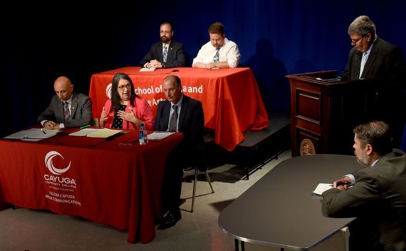 Els candidats a l'ajuntament d'Auburn es reuneixen en el debat final