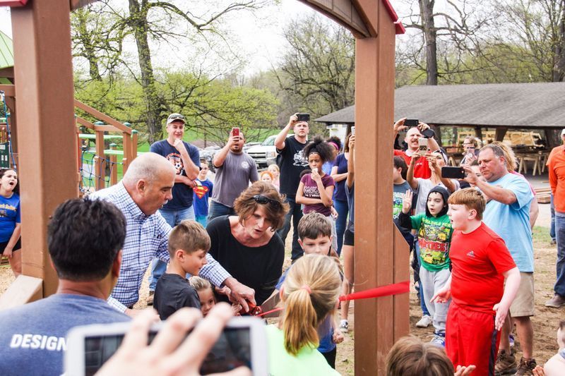 „Auburn at its best“: Freiwillige bauen den Spielplatz im Casey Park in Auburn fertig