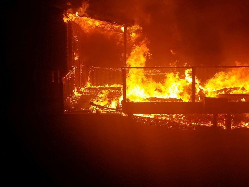 Kūrortviesnīcas Hammondsport/Bath KOA kajīte pēc ugunsgrēka ir bojāta