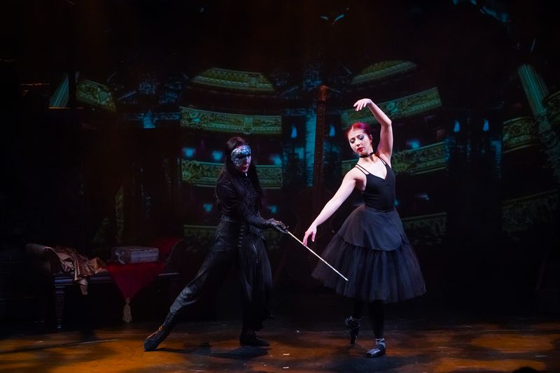 Όπως ο «Μαύρος Κύκνος», αυτό το νέο «Φάντασμα της Όπερας» σηκώνει γοητεία με πιρουέτες