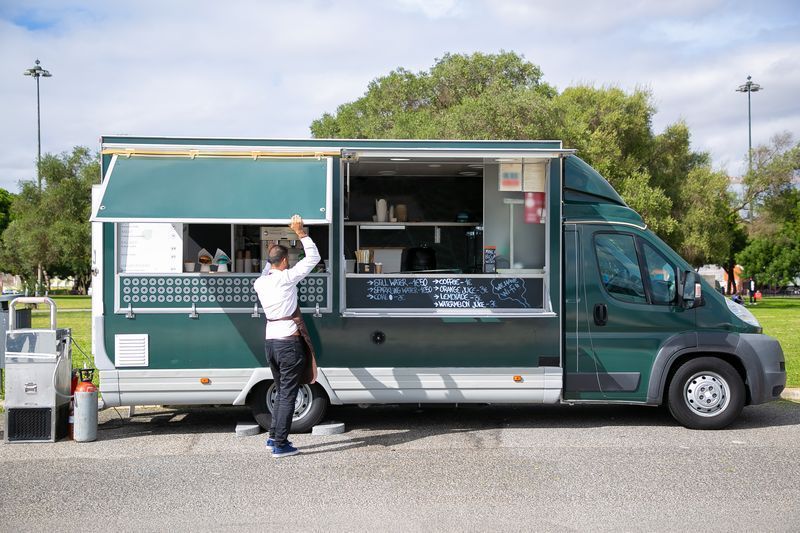 Viele Restaurants wurden nach Pandemieherausforderungen innovativ und wechselten zum Betrieb von Food Trucks