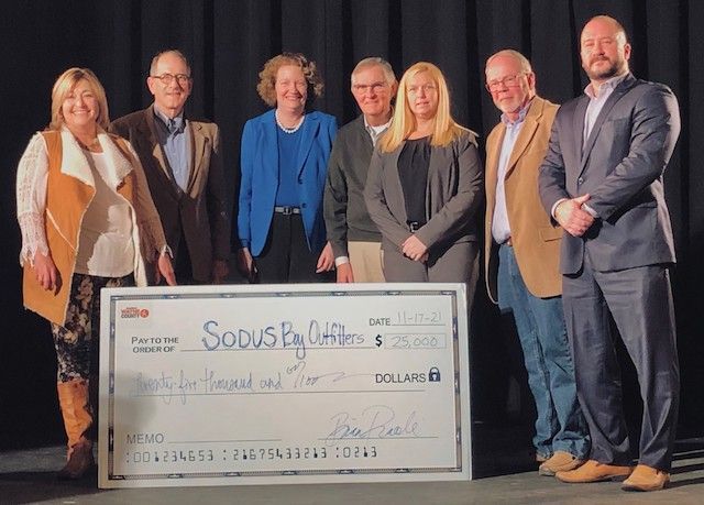 Jennifer Evans, Sodus Bay Outfitters, gewinnt den Hauptpreis von 25.000 US-Dollar im Wayne County-Wettbewerb