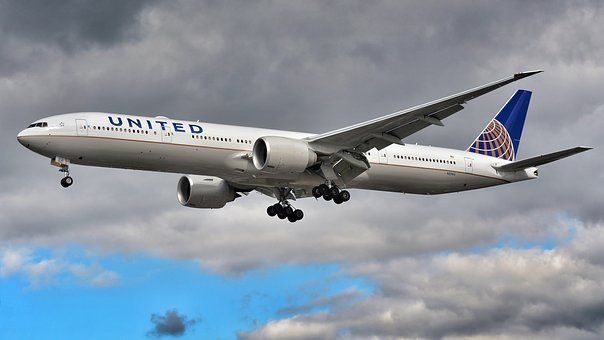 Funcionários da United Airlines processando por isenções religiosas e médicas têm ordem de restrição prorrogada até 26 de outubro
