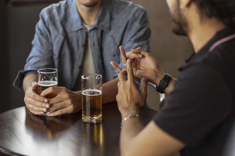 Pembelian makanan tidak lagi diperlukan dengan alkohol di bar, restoran selepas badan perundangan memansuhkan perintah eksekutif