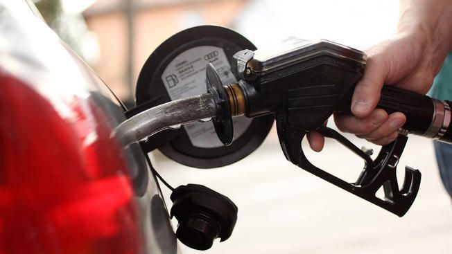 Els legisladors debaten un augment massiu de l'impost estatal sobre la gasolina: la proposta l'augmentaria de 55 cèntims a 98 cèntims per galó