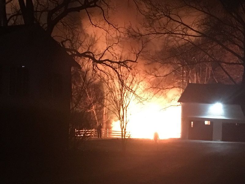 El vídeo mostra l'incendi d'una gran estructura a Canandaigua durant la nit, roman sota investigació