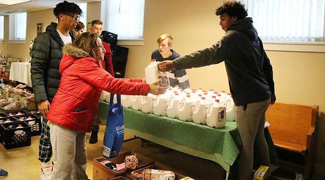 El baloncesto de Clyde-Savannah devuelve a la comunidad en la colecta de alimentos navideña