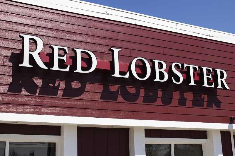 Bekas Pengurus Besar Red Lobster menuntut ganti rugi dan penamatan salah