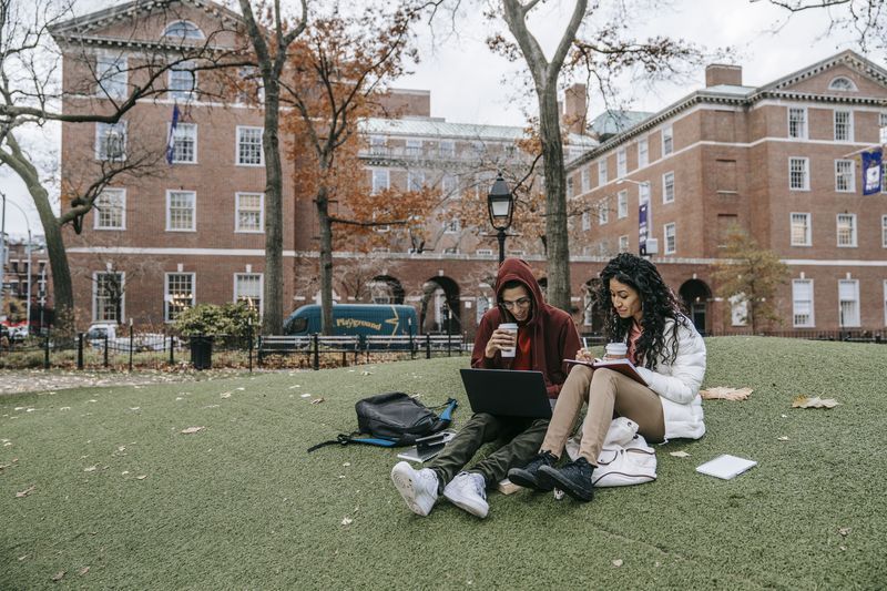 Více studentů volí komunitní vysokou školu nebo zaměstnání namísto tradiční vysokoškolské praxe