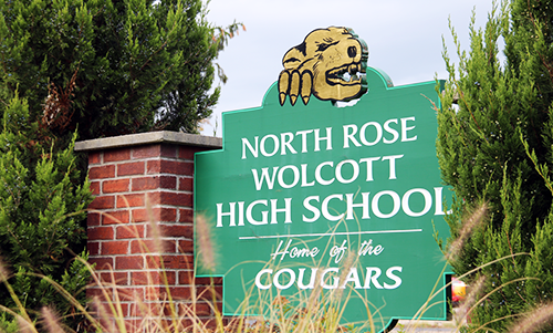A Sweethearts & Heroes a North Rose-Wolcott Central School District diákjainak és dolgozóinak segítséget nyújt.