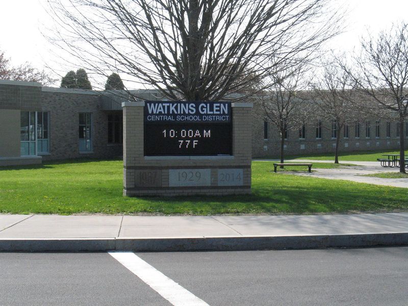 A formatura de Watkins Glen mudou para o Dia dos Pais depois que os pais reclamaram da mudança de horário
