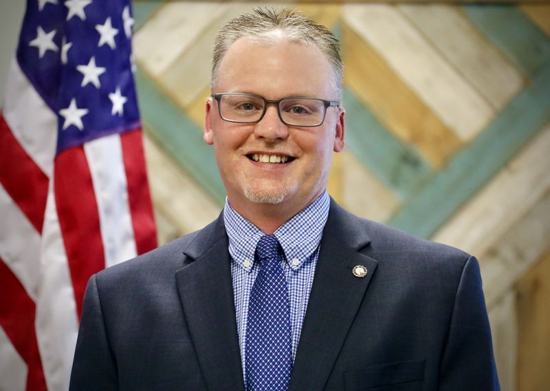 Chuck Schumer, líder da maioria no Senado, avalia a disputa pelo supervisor de Phelps Town: dá apoio a Ryan Davis