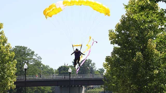 WEBCAST REPLAY: Fallschirmspringer landen im Kanalhafen von Seneca Falls, um den 100. Jahrestag des Frauenwahlrechts zu feiern (Video)
