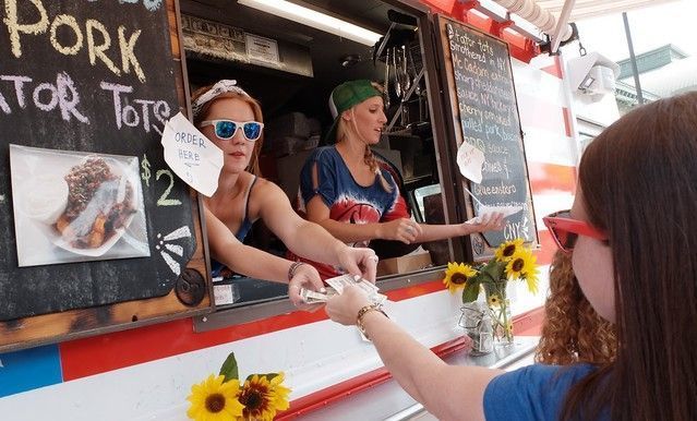 Berpuluh-puluh trak makanan untuk bersaing di Pertandingan Trak Makanan NY Taste State Fair