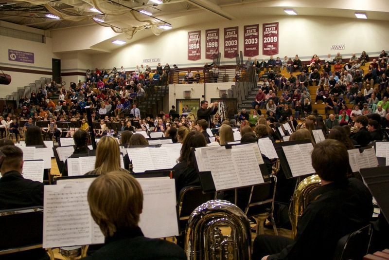 Des centaines de personnes remplissent un gymnase à Newark pour la Cavalcade of Bands