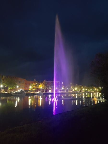 Светещият фонтан е изложен във водопада Сенека, след като лейтенант-губернатор Хочул присъства на церемония покрай канала (видео)