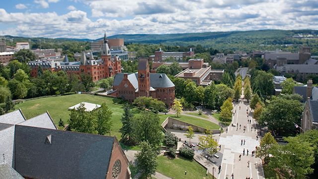 SLOPE DAY: Siswa Cornell merayakan akhir kelas
