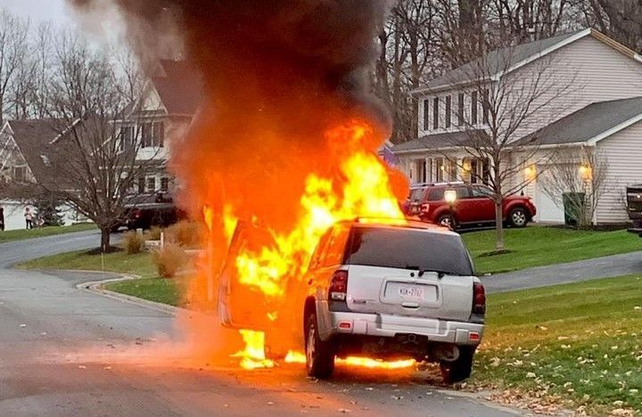 Hari yang sibuk untuk anggota bomba Victor selepas SUV terbakar (foto)