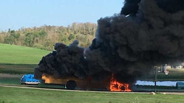 Školský autobus Trumansburgu horí na ceste na futbalový zápas