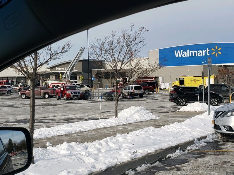 Angajații lucrează neobosit pentru a redeschide Walmart-ul din Geneva după incendiu (galerie foto)