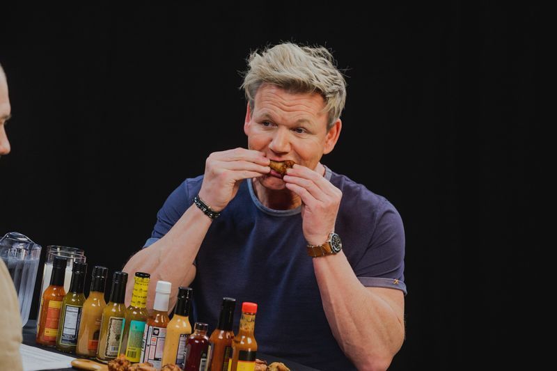 Ο σεφ Γκόρντον Ράμσεϊ επαινεί μια καυτή σάλτσα του Ρότσεστερ σε viral εκπομπή στο YouTube