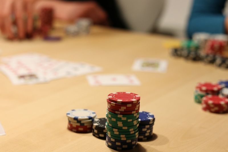 Casino Royale bere korunu jako nejlepší filmové studie o hazardních hrách
