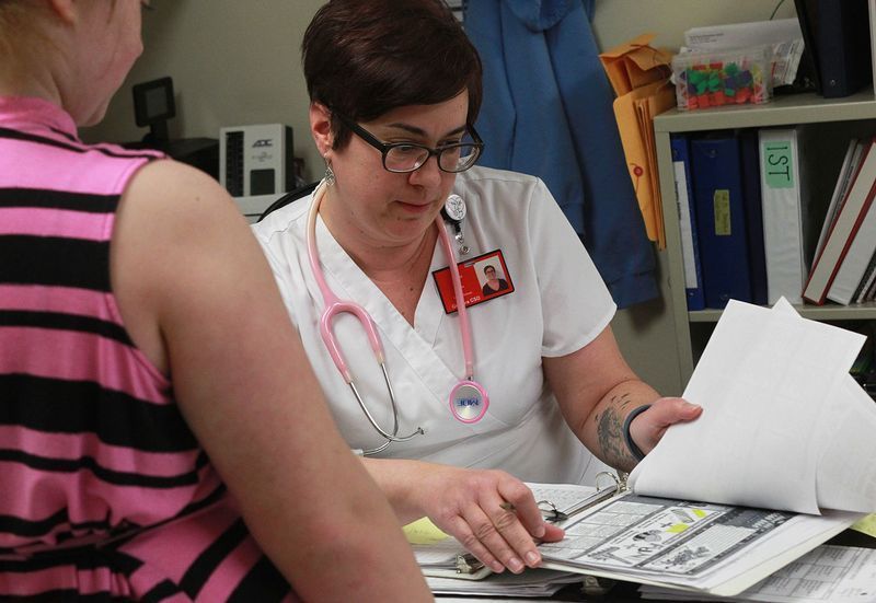 Nische in der Krankenpflege finden: Schulkrankenschwester Kim Seidel macht den Unterschied
