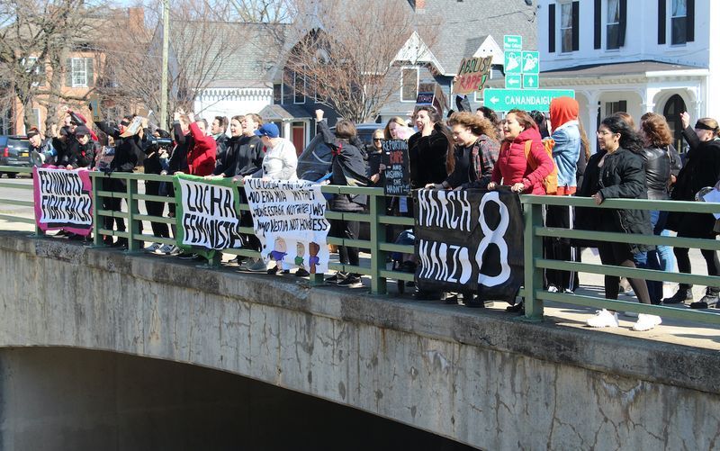 Březen vede demonstranty centrem Ženevy na Mezinárodní den žen