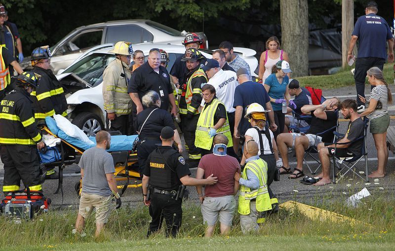 Sheriff: Genfer Fahrer nach Unfall mit zwei Autos ausgestellt, Fahrzeuge trafen acht Fußgänger auf Rt. 14
