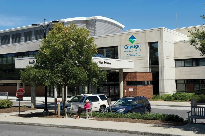 Cayuga Medical Center sender to busslass med personell til NYC