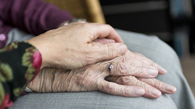 Pflegeheime in New York sind vollständig für Besuche geöffnet, nachdem der Staat den Anweisungen des Bundes folgt