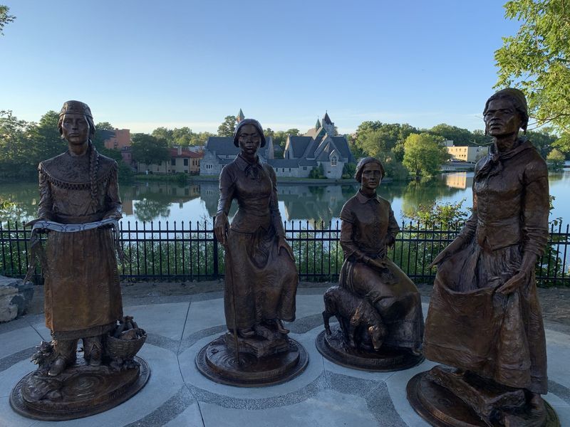 반클리프 호수가 내려다보이는 역사적인 여성 참정권 동상이 전시되어 있습니다.