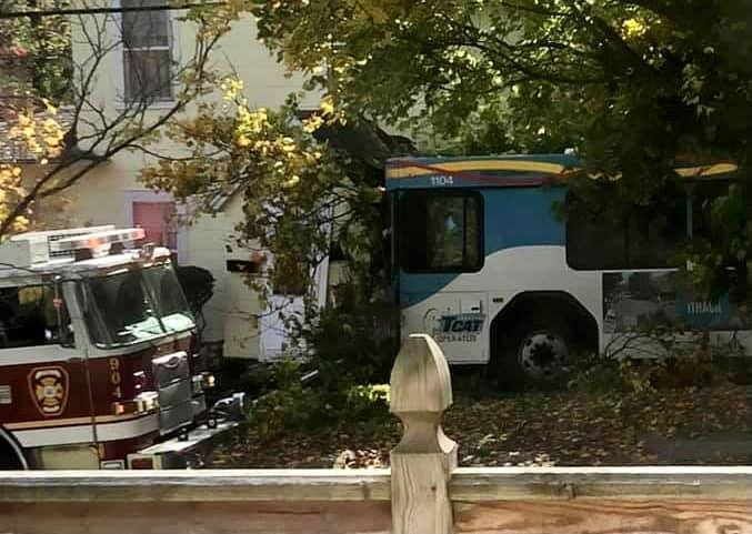 Autobus TCAT narazil do domu poté, co řidič ztratil kontrolu