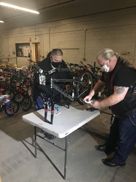 Über 130 Kinder erhalten nach Spende Fahrräder im Landkreis Seneca