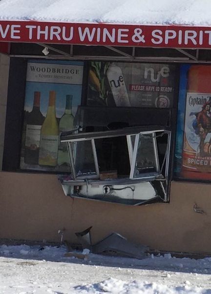 Прозорец на магазин за алкохол, повреден от превозно средство във водопада Сенека (снимка)