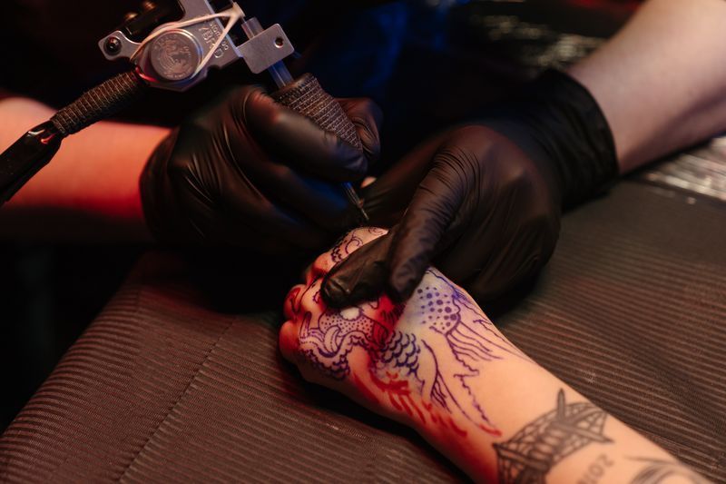 Labākie veidi, kā mazināt sāpes pēc jauna tetovējuma