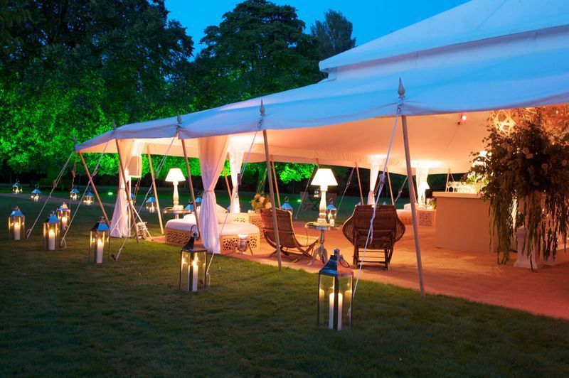 Utiliser des tentes et des auvents pour embellir les espaces de vie extérieurs