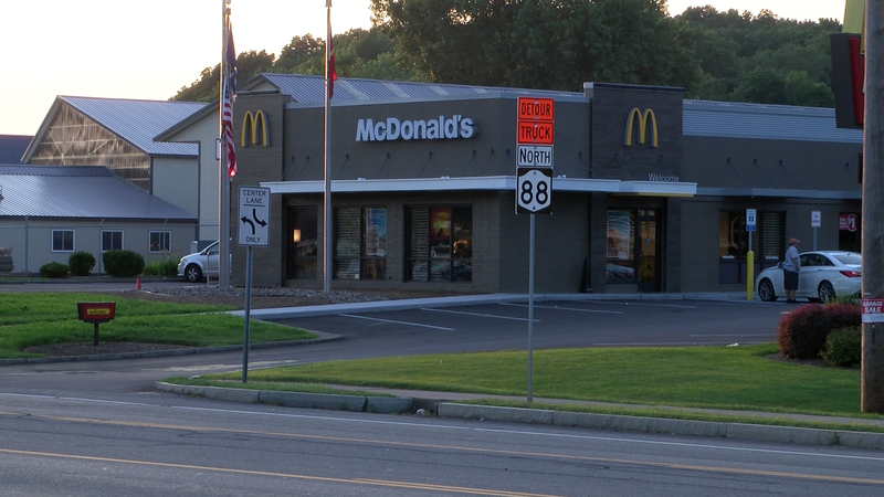 Frau aus Wayne County, die zuvor bei McDonald's verboten wurde, wurde wegen schreiender Obszönitäten wegen Auftragsverwechslung festgenommen