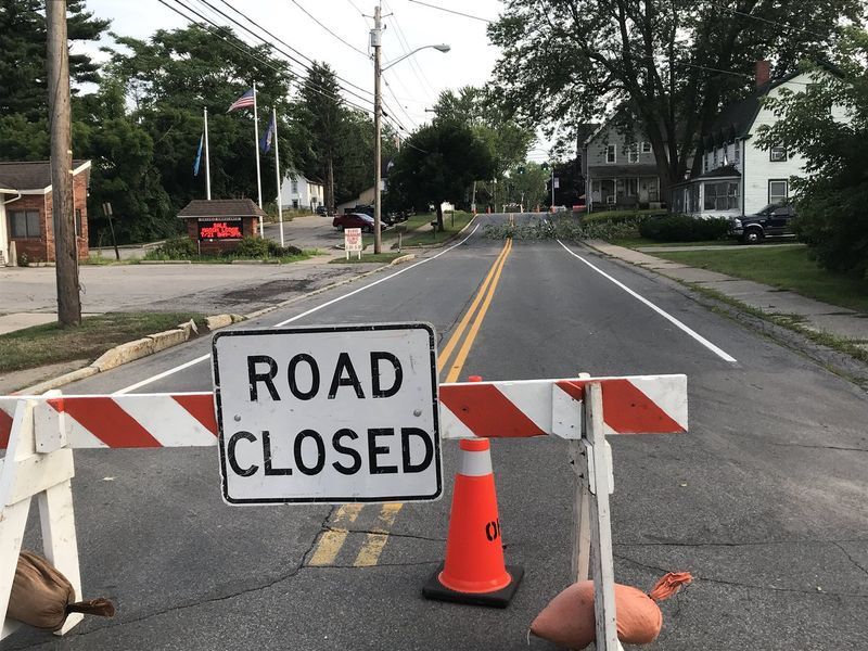 Un arbre cau per casa, carreteres tancades després de fortes tempestes a Wayne Co. (fotos i vídeo)