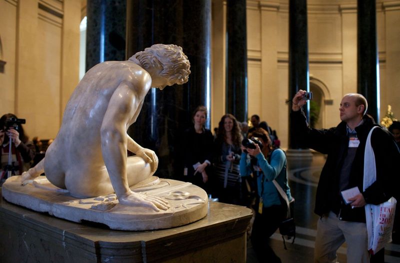 Mirstošā Gallija apskate Nacionālajā mākslas galerijā