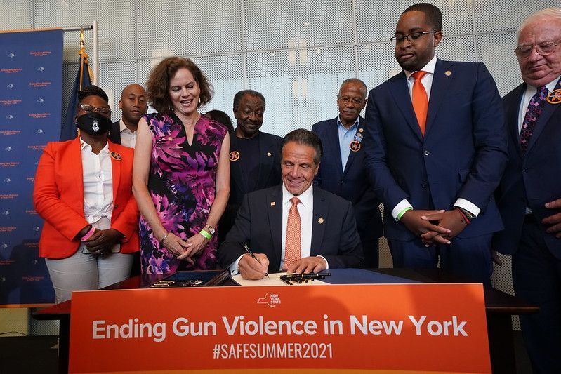 Guvernér Cuomo vyhlasuje násilie páchané zbraňami za katastrofu: Spúšťa štátny úrad, ďalšie iniciatívy na boj proti nemu