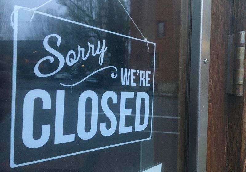 A helyi bár italfogyasztási engedélyét felfüggesztették, mivel megsértette a PAUSE NY-t