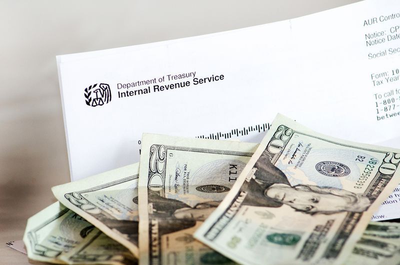 O IRS obriga os americanos a pagar restituições de impostos, pagamentos de créditos de impostos infantis e cheques de estímulo devido a erros