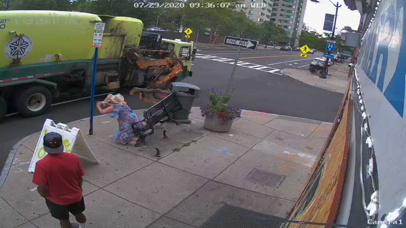 Nainen sinkoutui penkiltä, ​​kun roska-auto yritti poimia kadunvarsikonttia (video)